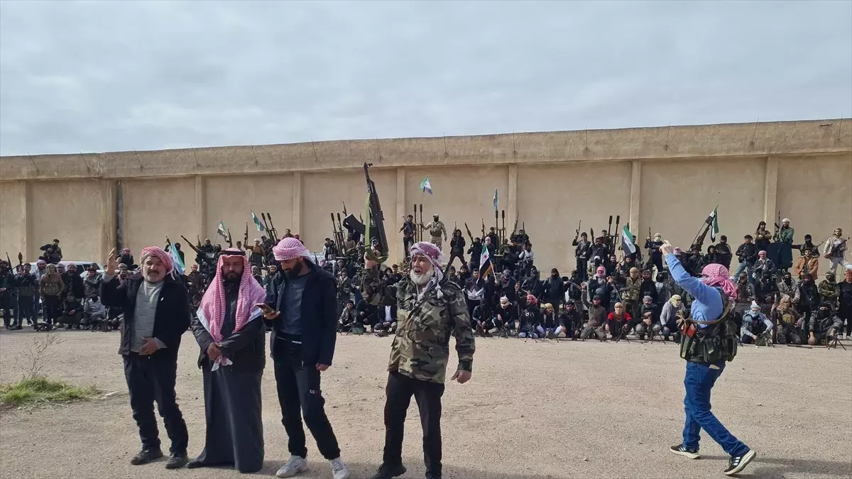 Suriye\'de Arap Sünni aşiretler silah bırakarak yeni yönetimi destekleme kararı aldı