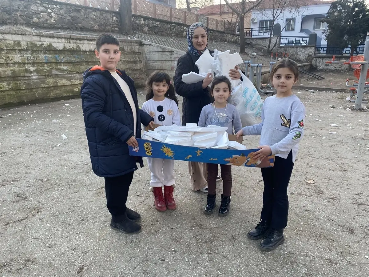 Çocuklar Parkta Temizlik Yaptı