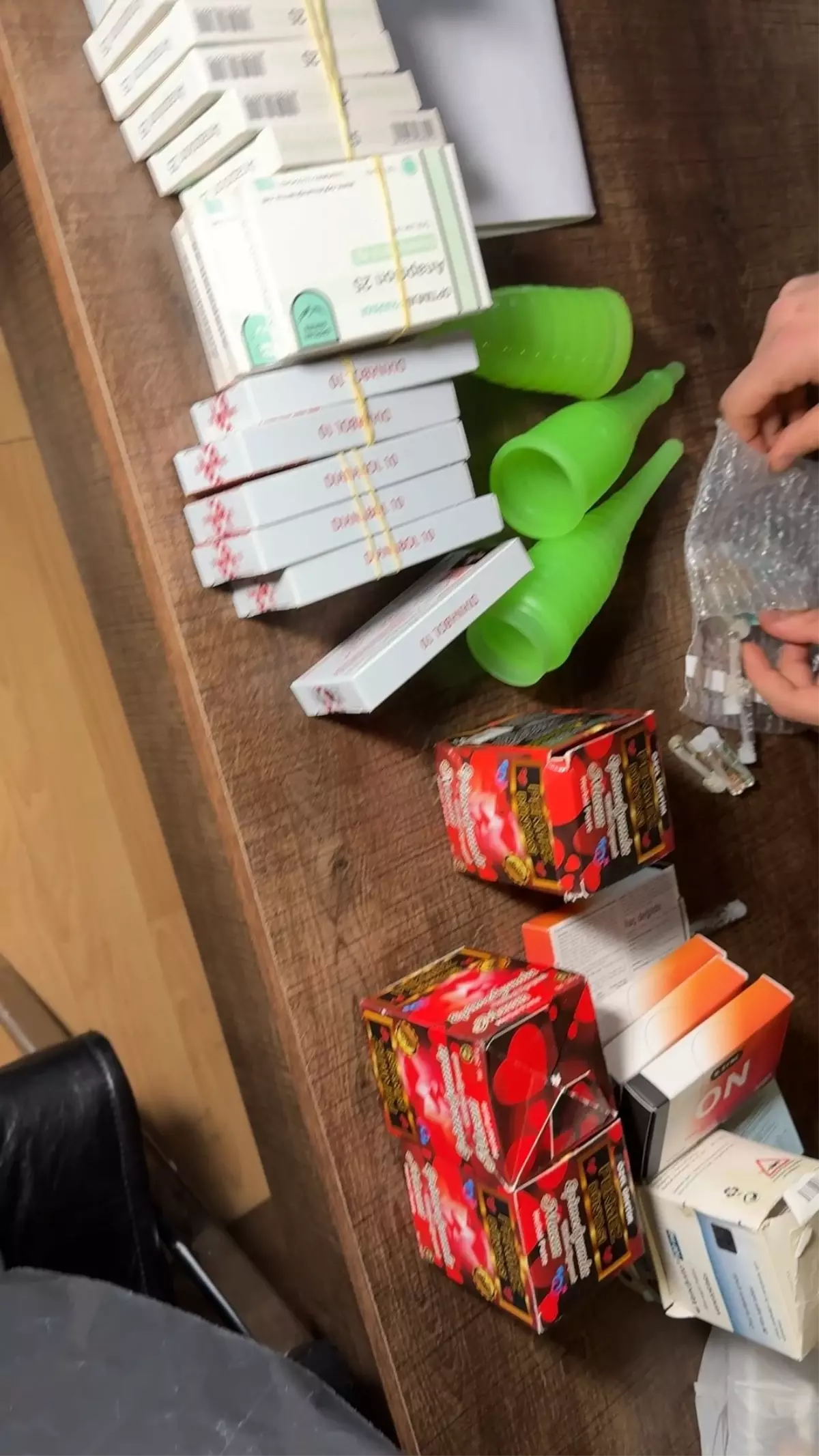 Ruhsatsız Kargo Bürosunda Sahte İlaç ve Markalı Ürünler Ele Geçirildi