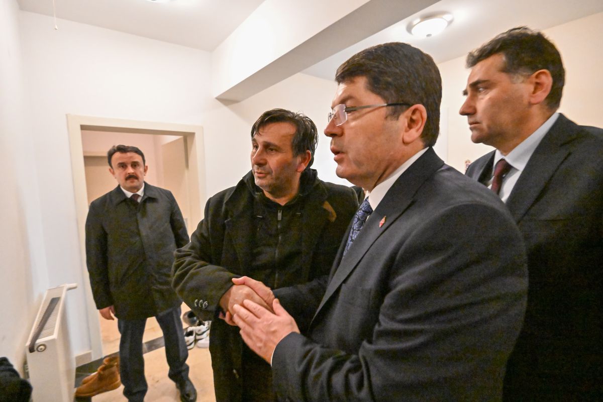 Adalet Bakanı Tunç, Yangında Hayatını Kaybeden Gençbay Ailesine Taziye Ziyareti Gerçekleştirdi