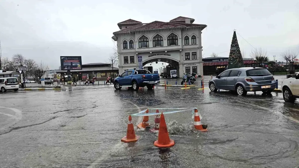 Bandırma\'da Şiddetli Yağış Hayatı Olumsuz Etkiledi