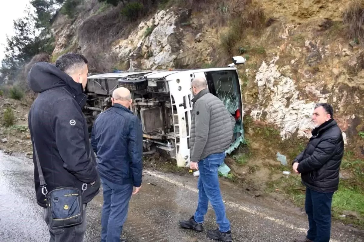 Minibüs Kazası: 23 Yaralı, Başkan Zencirci Olay Yerinde İncelemelerde Bulundu