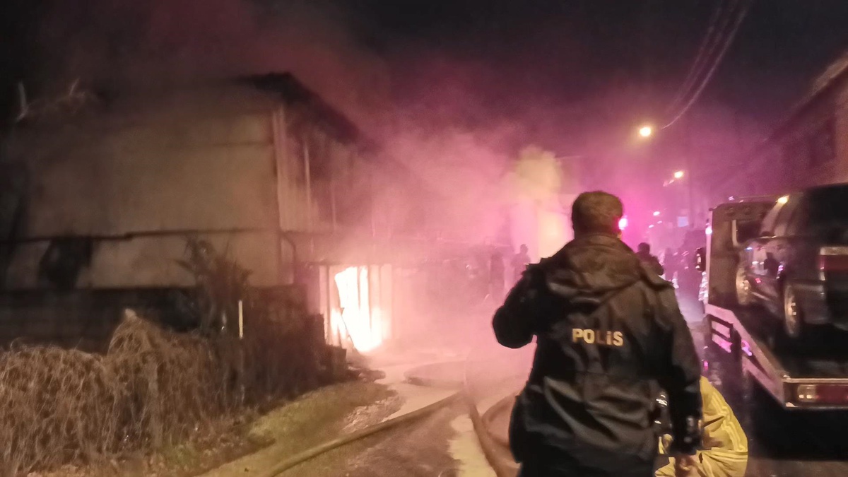 Bursa\'da Oto Galerisi Yangını: 10 Araç Kullanılamaz Hale Geldi