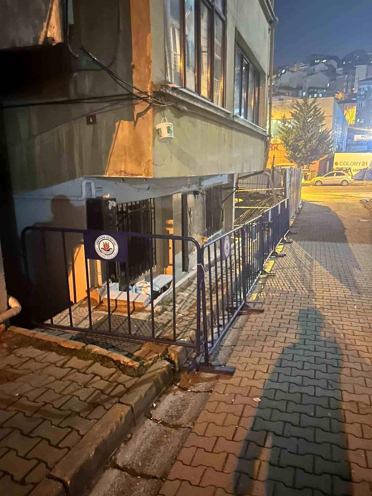 Kağıthane\'de İnşaat Çalışmaları Nedeniyle Bina Çatladı