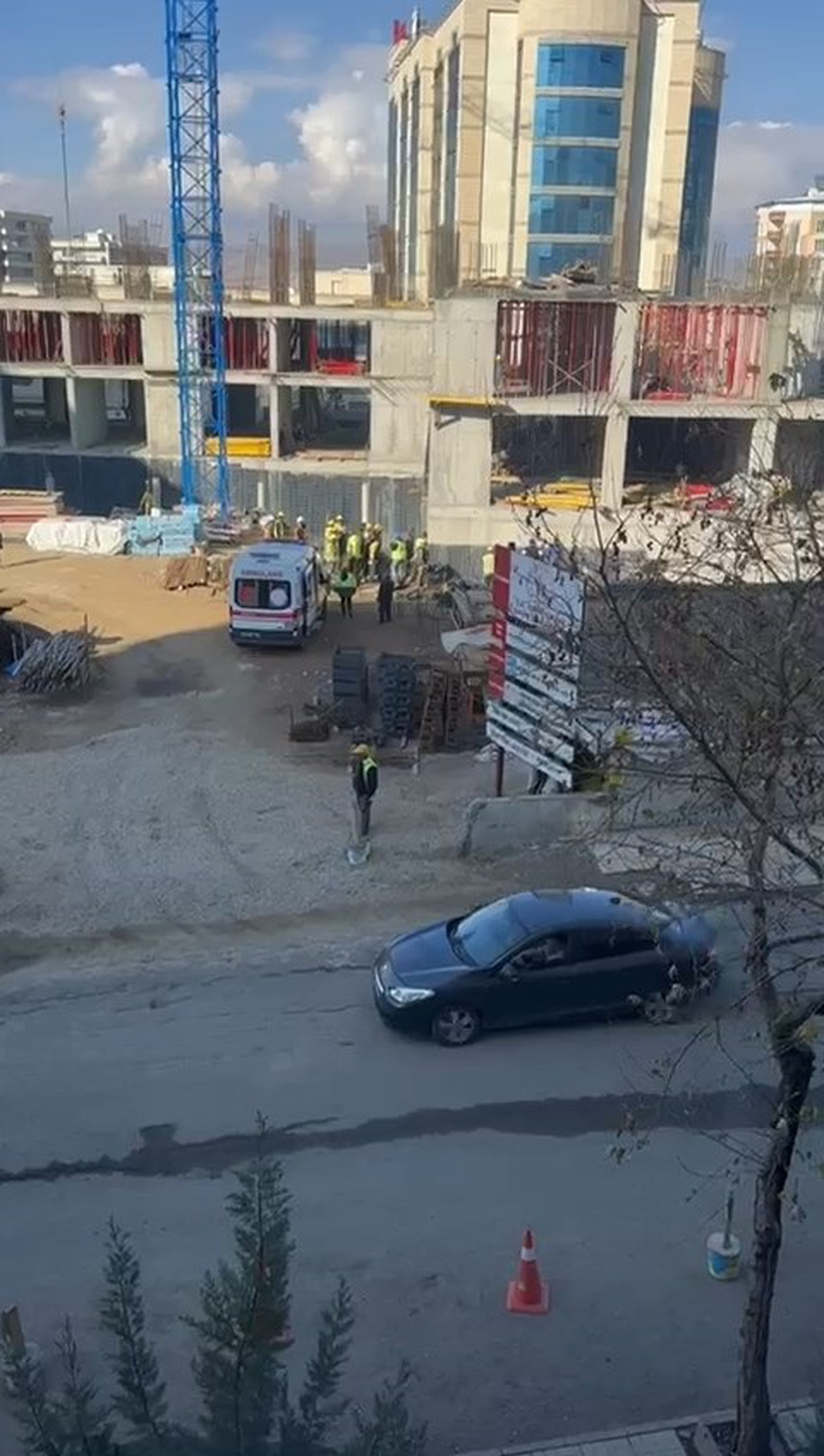 Siirt\'te İnşaat İşçisi 2. Kattan Düştü, Ağır Yaralı