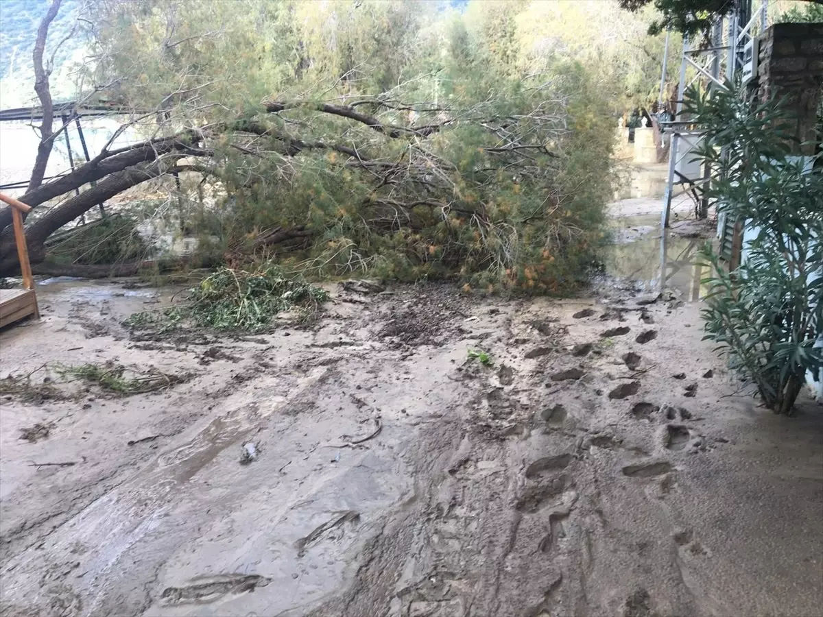 Datça\'da Sağanak Yağış Ulaşımı Aksattı