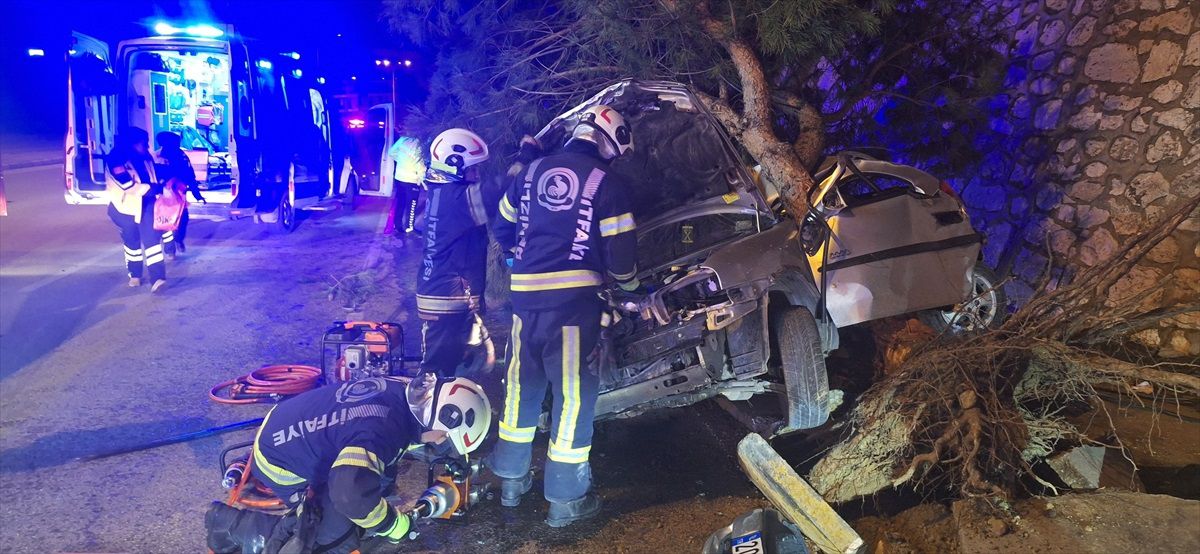 Denizli\'de Ağaçla Çarpan Otomobilde 2 Ölü
