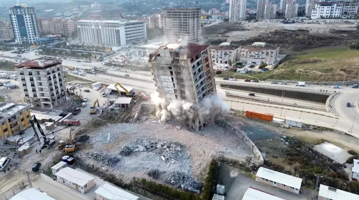 Hatay\'da Binanın Yıkımı Depremi Hatırlattı