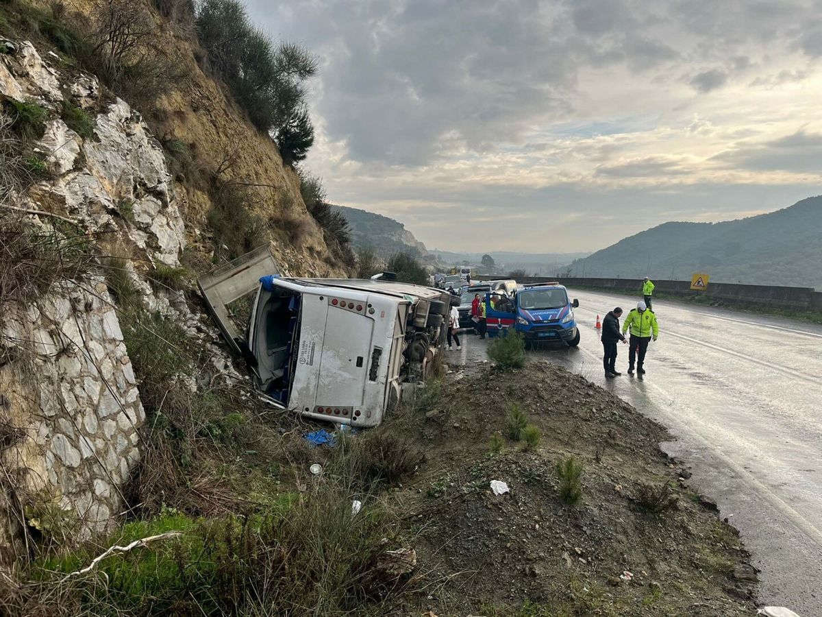 Festival Yolu Kaza ile Kapatıldı: Midibüs Devrildi, 23 Yaralı