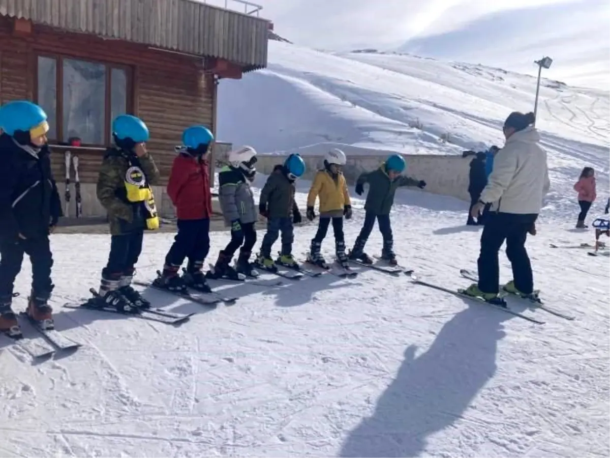 Hakkari\'de Kayak Eğitimi Devam Ediyor