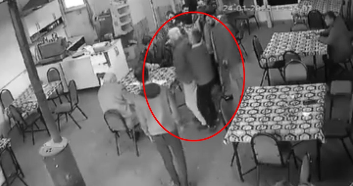 Bursa\'da Heimlich Manevrası ile Kurtarılan Adamın Anları Güvenlik Kamerasında