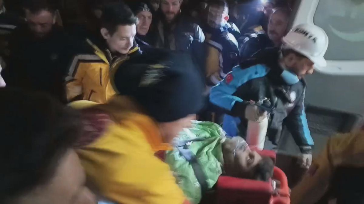 Konya\'da Çöken Binadan Amca ve Yeğen Sağ Olarak Kurtarıldı