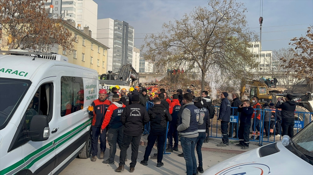 Konya'da 4 katlı binanın enkazından acı haber