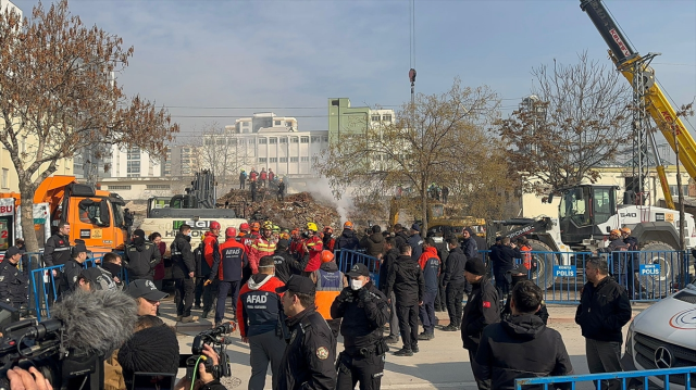 Konya'da 4 katlı binanın enkazından acı haber