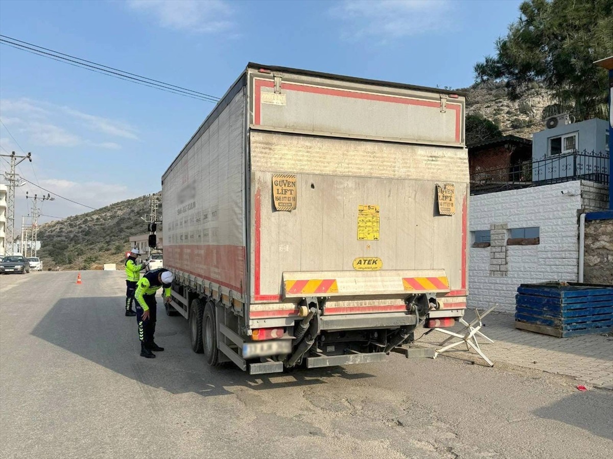 Mersin\'de 597 Araç Trafikten Men Edildi