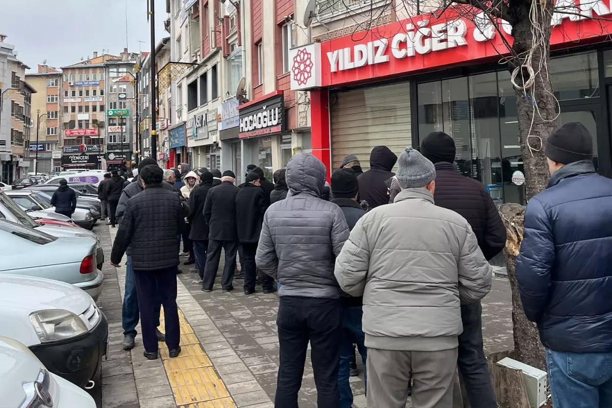 Bekleme süresi 2 saati buldu! Zam söylentisi uzun kuyruklar oluşturdu