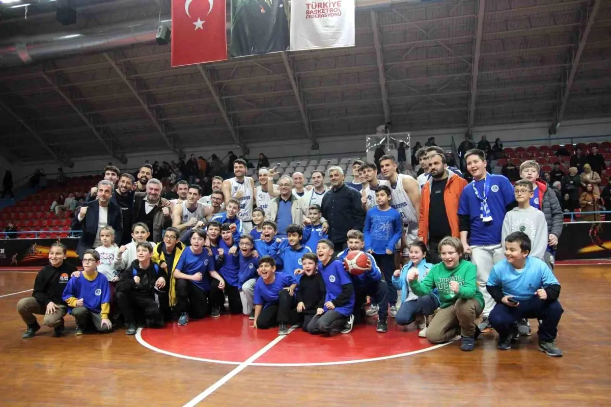 Kocaeli BŞB Kağıtspor, Ankara Genç Akademi\'yi 75-66 ile Geçti