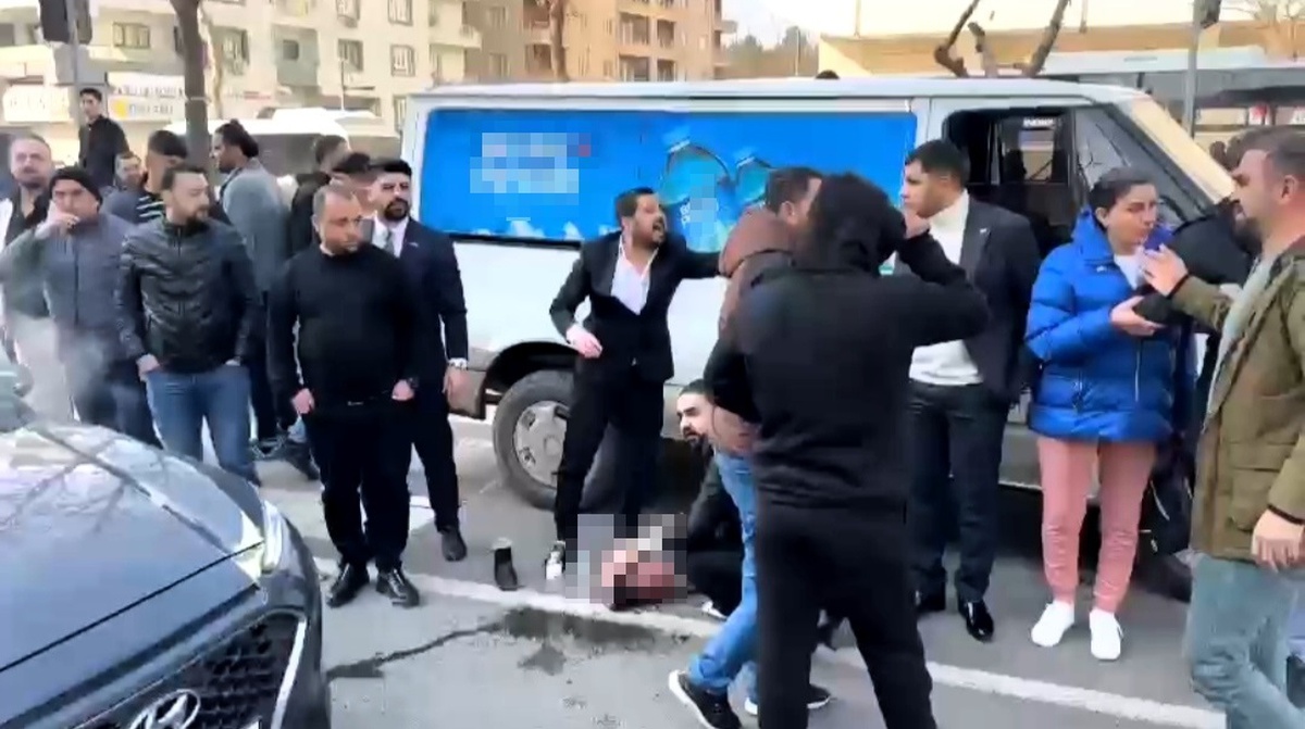 Batman\'da Yaya Geçidinde Minibüs Çarpması: 6 Yaşındaki Kız Çocuğu Yaralandı