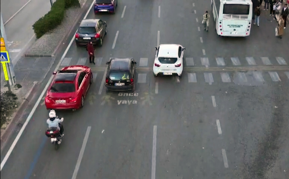 Adana\'da Dron Destekli Uygulama: Yayalara Yol Vermeyen 21 Sürücüye Ceza