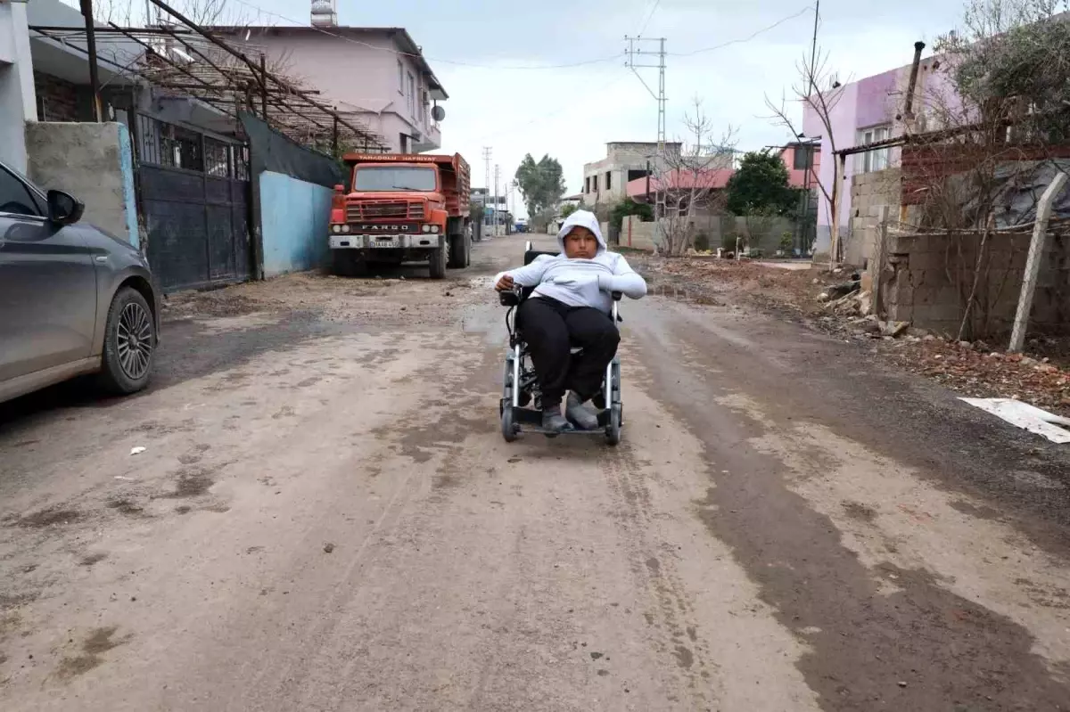 Hatay\'da 13 Yaşındaki Engelli Çocuğa Akülü Araç Hediye Edildi