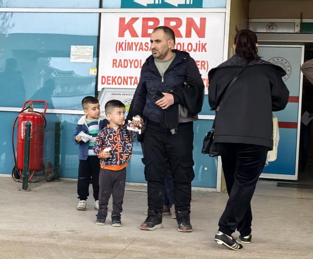 Parkta demir kapıya eli sıkışan çocuğun parmağı koptu