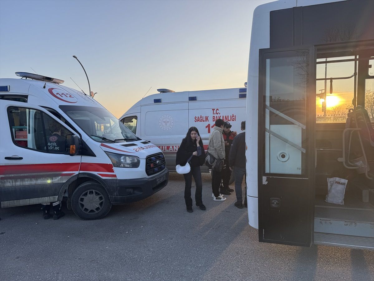 Edirne\'de Minibüs Kazası: 2 Yaralı