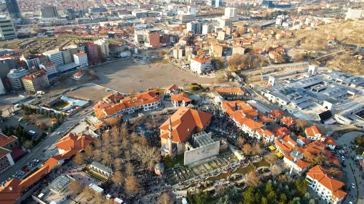 Miraç Kandili\'nde Hacı Bayram Camii Yoğun Ziyaretçi Akınına Uğradı