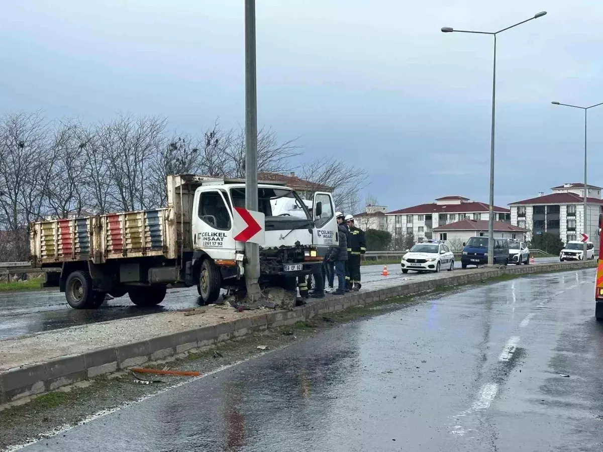 Kamyonet Aydınlatma Direğine Çarptı