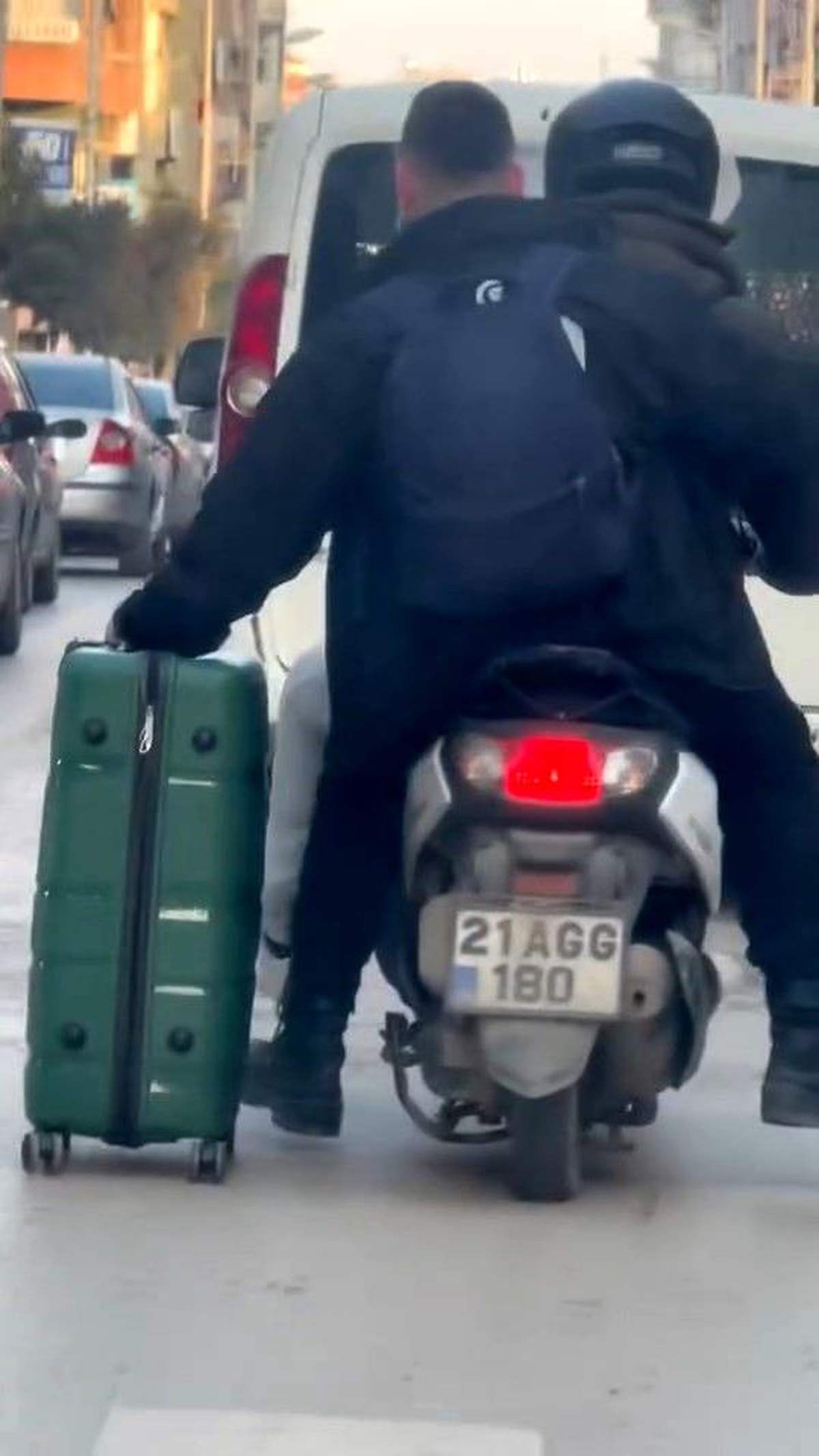 Elazığ\'da Motosikletle Valiz Taşıma Skandalı