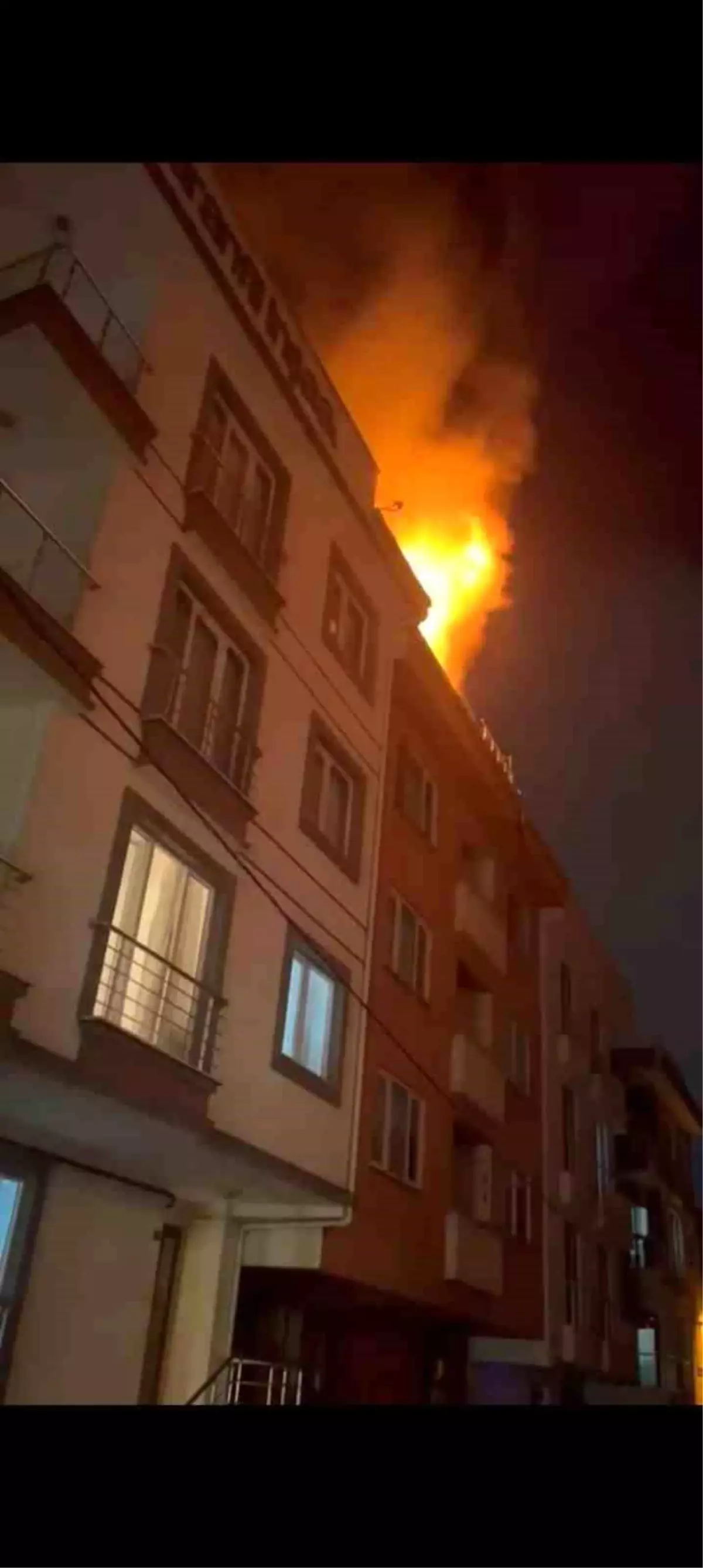 Sancaktepe\'de Çatı Yangını Kontrol Altına Alındı