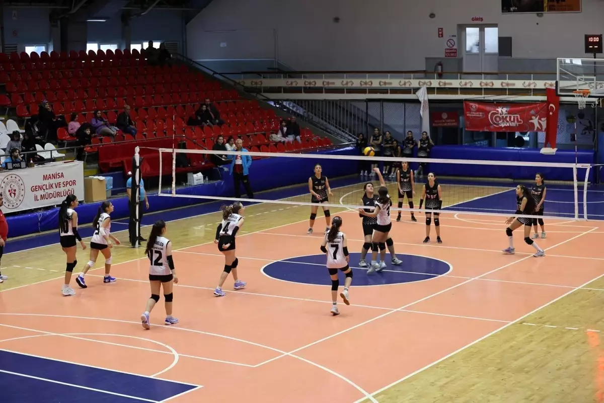 Şehzadeler Belediye Midi Kızlar Voleybol Takımı, Blok Spor\'u 3-0 Maglup Etti