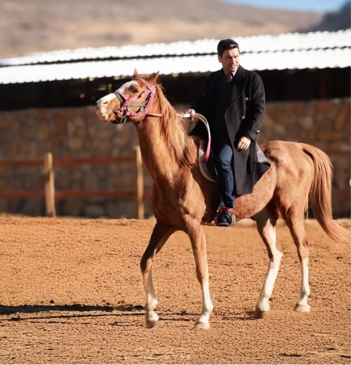 Ozan Akbaba\'nın \'Uzak Şehir\' Tanıtımındaki Atlı Performansı İzleyicileri Büyüledi