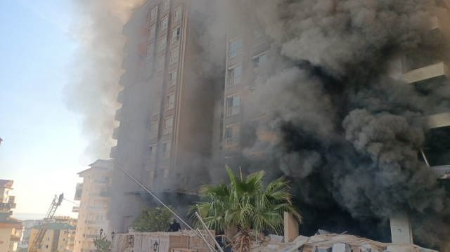 Antalya'da 9 katlı otel inşaatında yangın! İşçiler mahsur kaldı