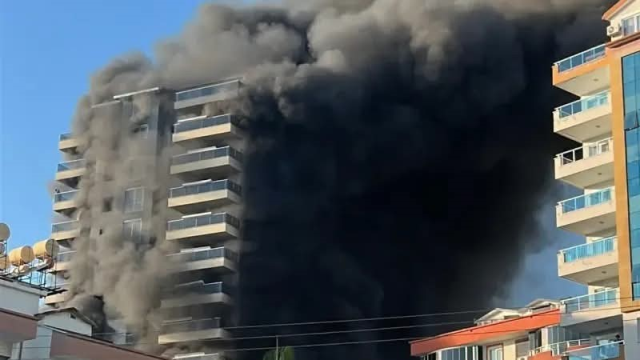 Antalya'da 9 katlı otel inşaatında yangın! İşçiler mahsur kaldı