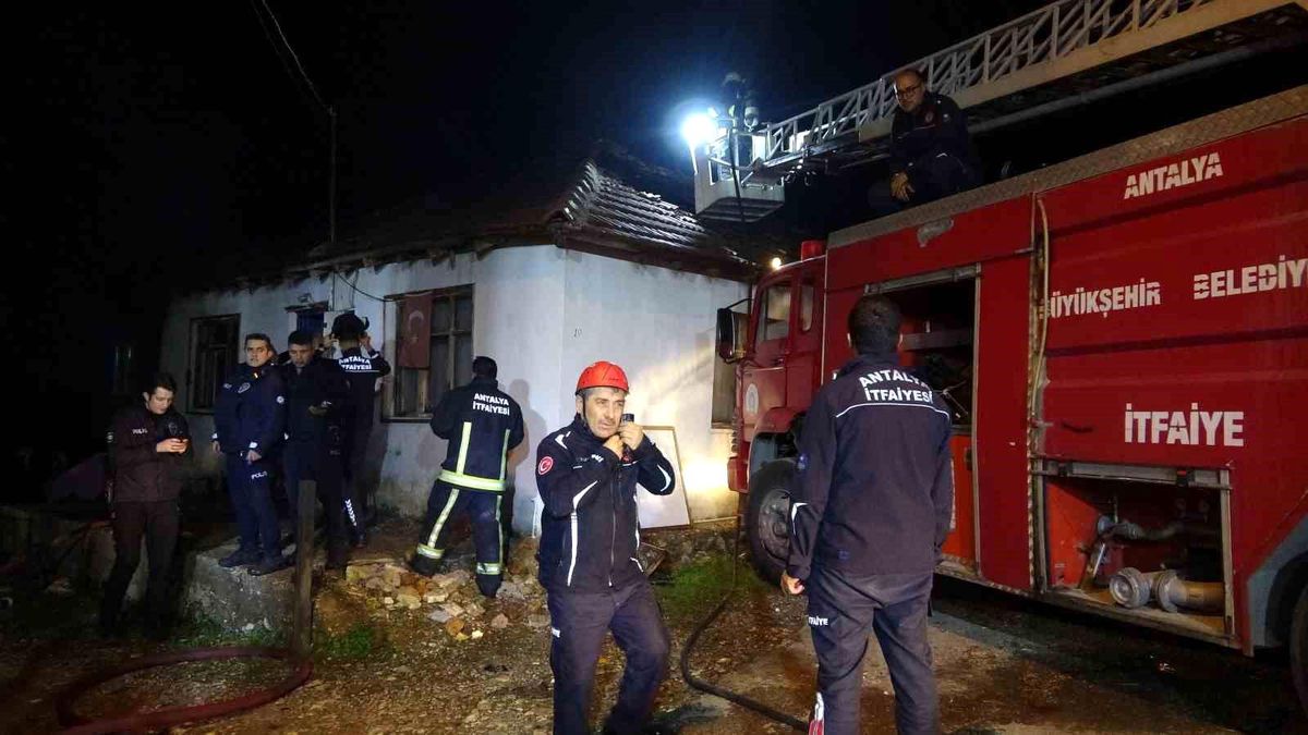 Antalya\'da yangında 3 kişi kurtarıldı