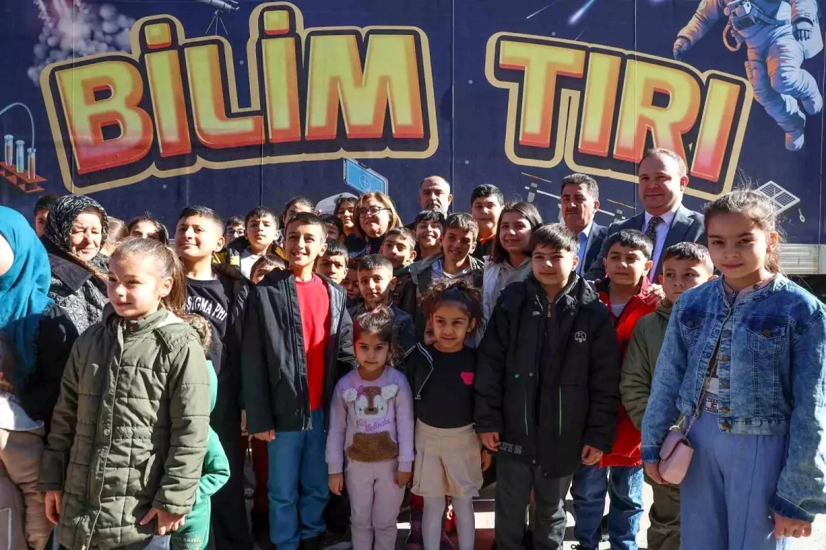 Gaziantep\'te Bilim Tırı\'nda Çocuklarla Buluşma