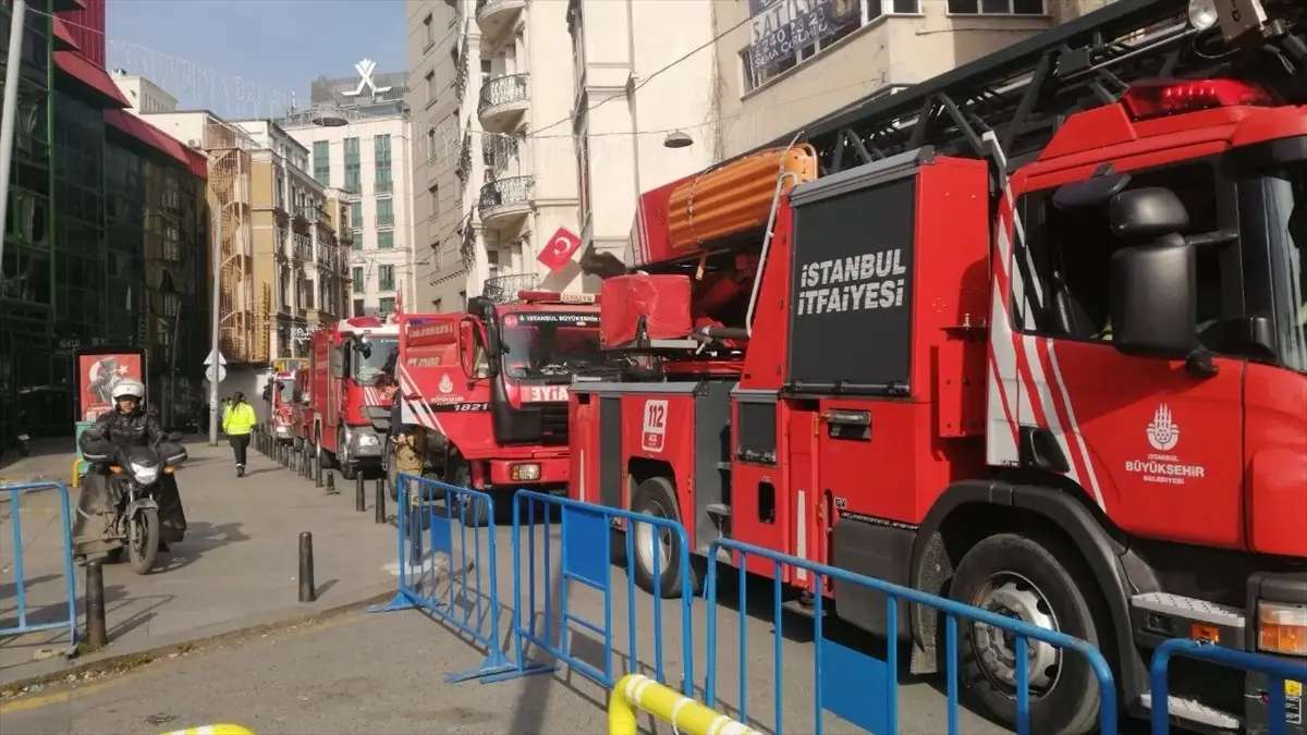 Beyoğlu\'nda Otel Sauna Yangını Kontrol Altında