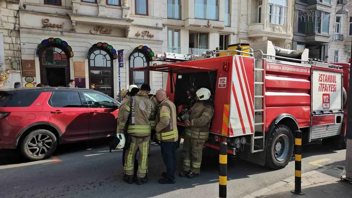 Beyoğlu\'nda Otelde Yangın Paniği