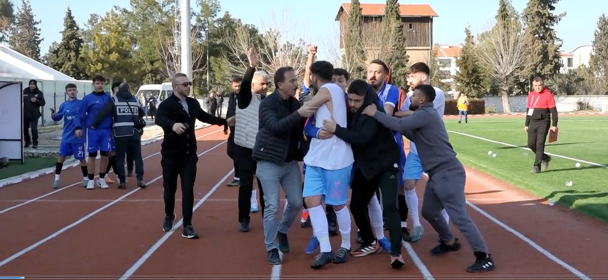 Burdur Birinci Amatör Küme\'de Kırmızı Kart Cenneti: 12 Kırmızı Kart Çıktı