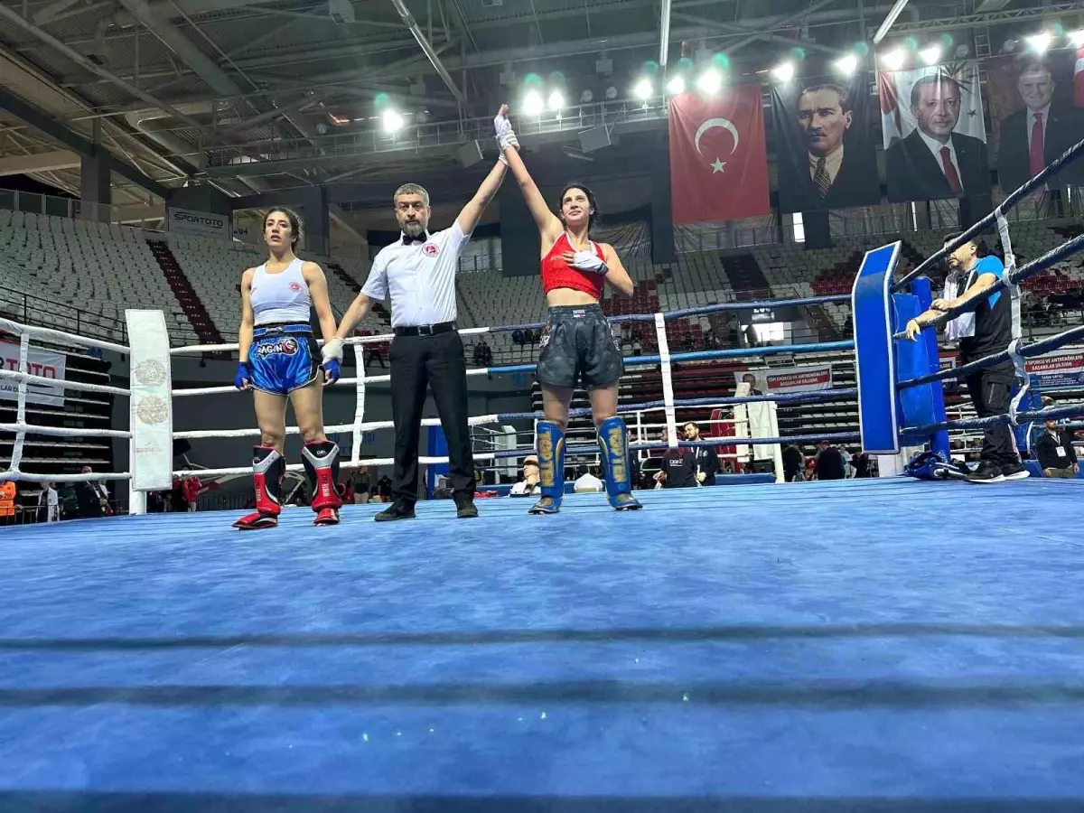 Esra Yalın Türkiye Kick Boks Şampiyonası\'nda Bronz Madalya Kazandı