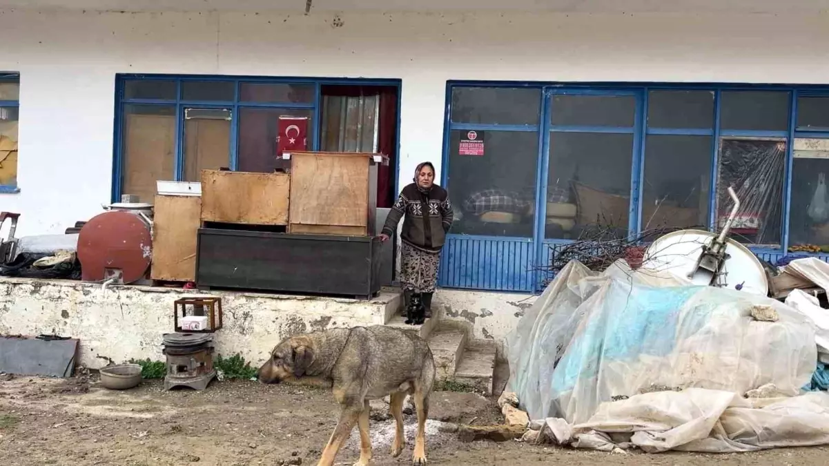 Antalya\'da Yaşlı Kadın Elektriksiz ve Susuz Metruk Binada Yaşıyor