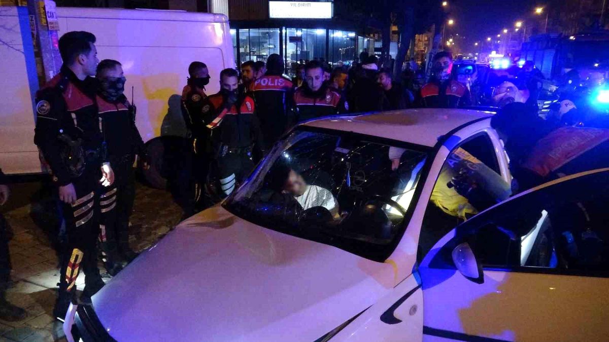 Çuval dolusu tabancayla polisten kaçtı, kaza yapınca yakalandı