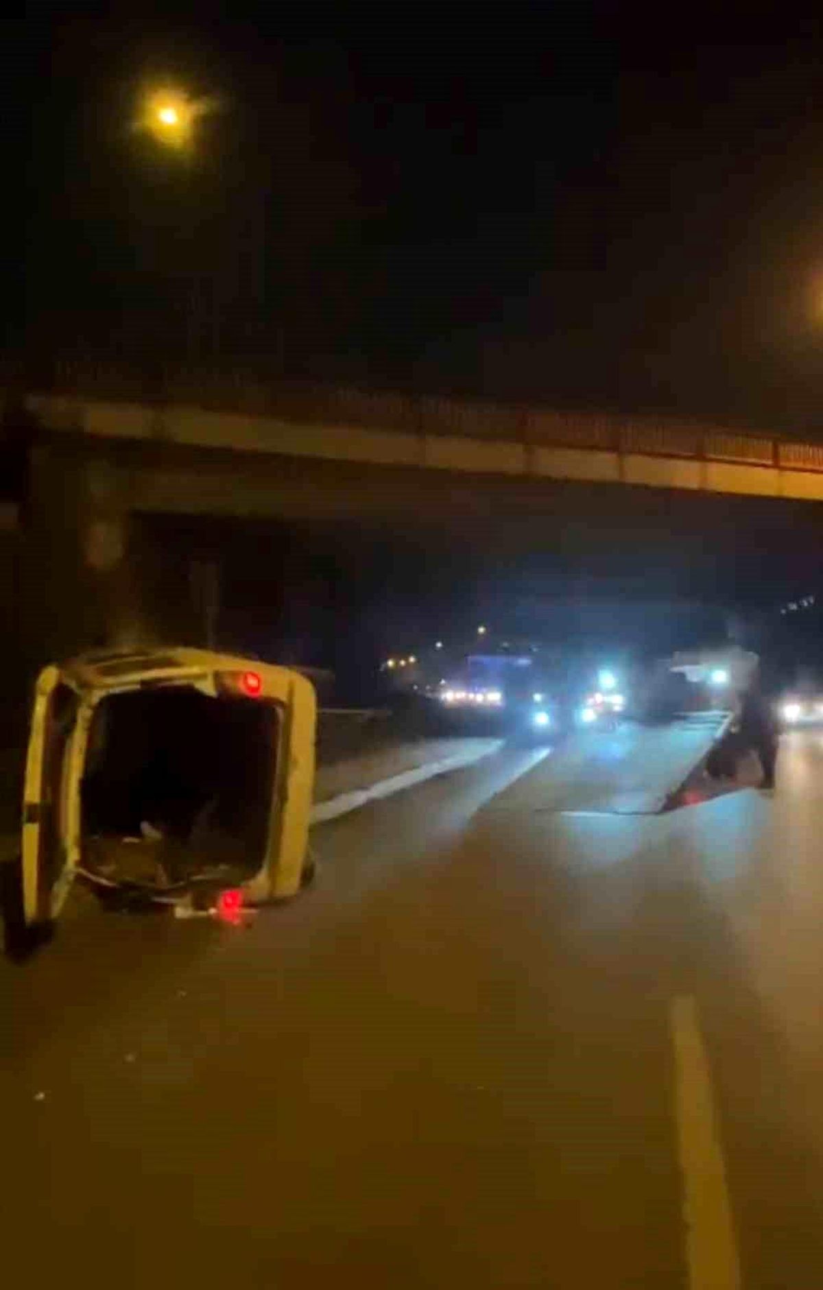 Eskişehir\'de Minibüs Devrildi, Sürücü Ağır Yaralandı