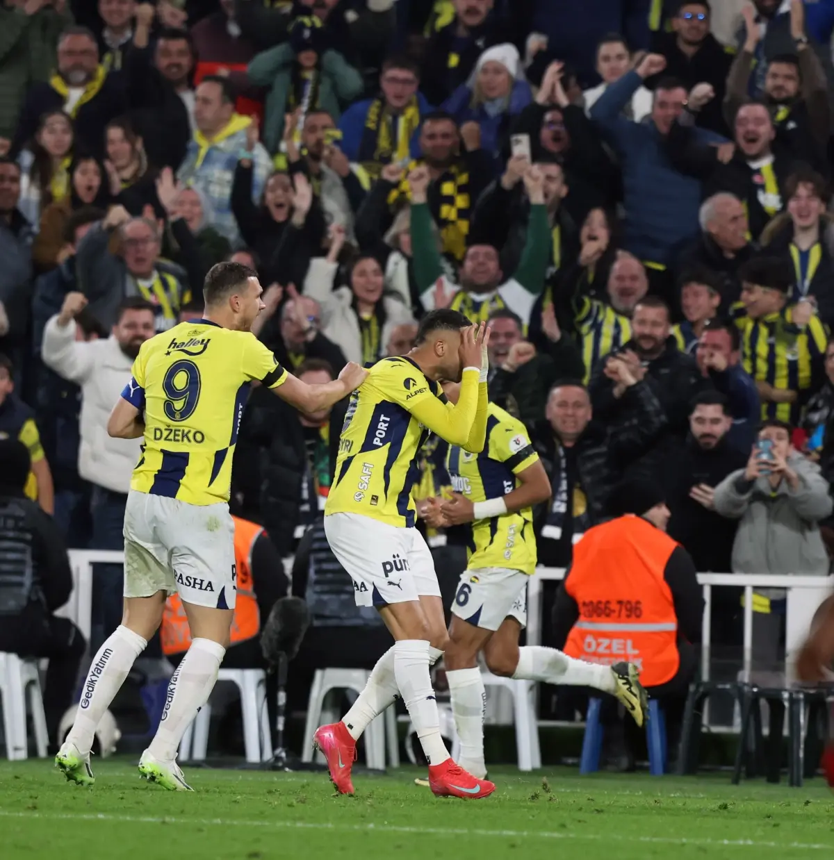 Fenerbahçe, Göztepe\'yi 3-2 Yenerek Zirve Takibini Sürdürdü