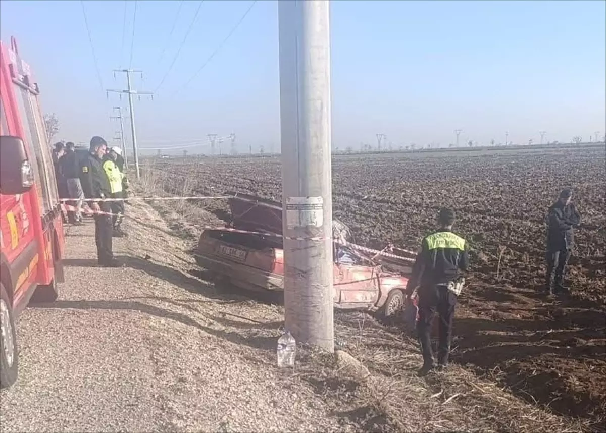 Konya\'da Elektrik Direğine Çarpan Araçta 2 Ölü