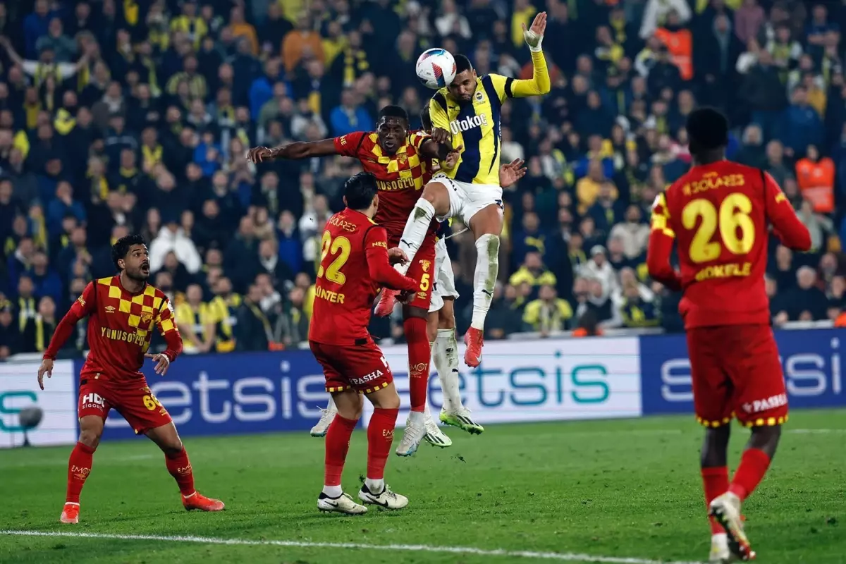 Havada asılı kalmıştı! En Nesyri\'nin ne kadar yükseğe sıçradığı ortaya çıktı