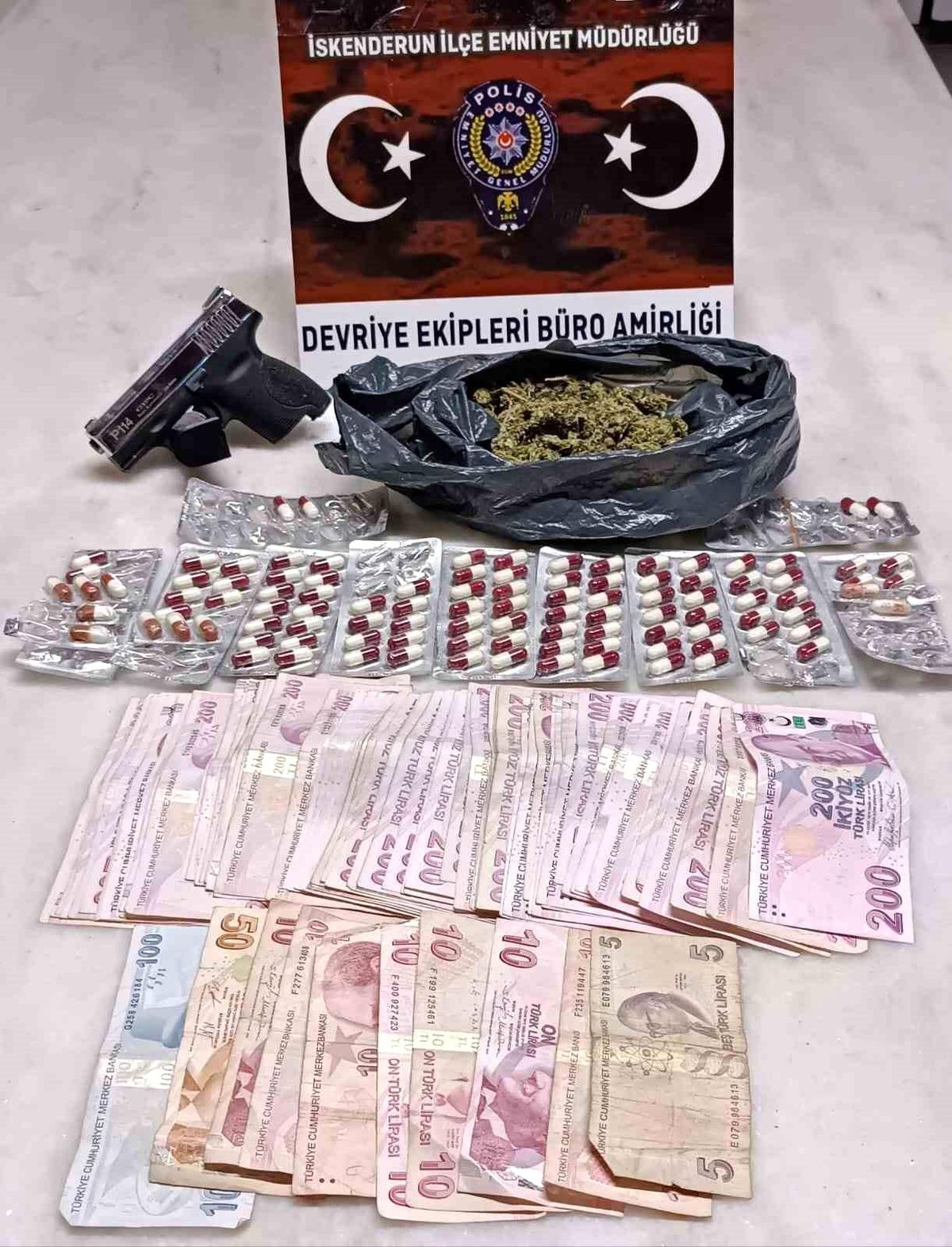 İskenderun\'da Uyuşturucu ve Silah Ele Geçirildi