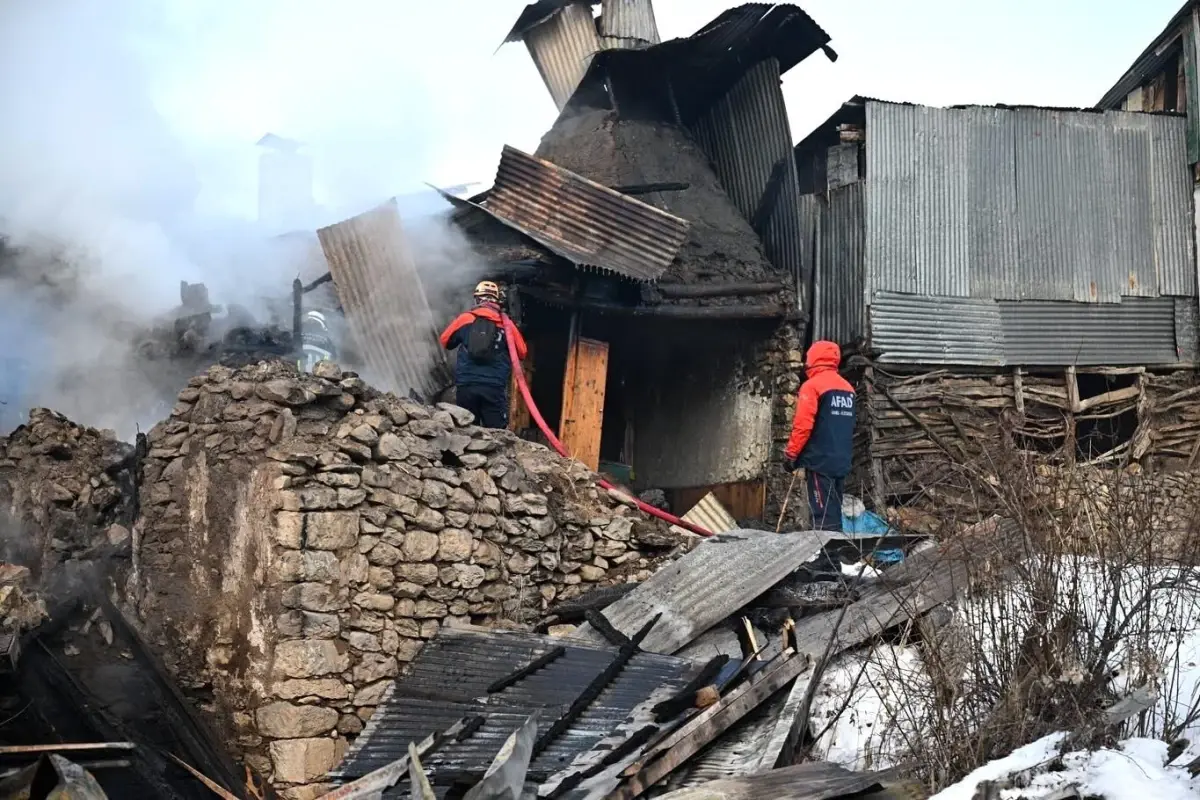 Erzurum\'da Yangın: 15 Ahır ve Ev Hasar Gördü