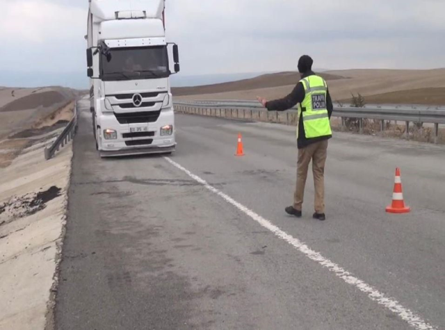 Kaçak göçmenleri taşırken yakalanan sürücüden akıllara durgunluk veren savunma