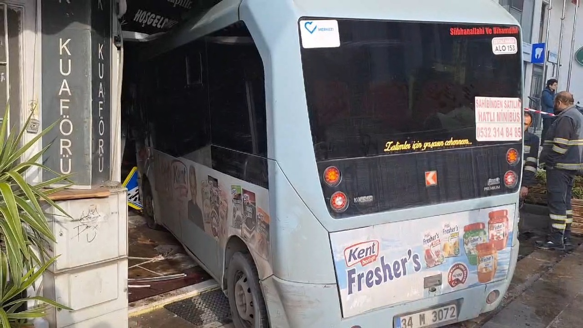Kartal\'da minibüs dükkana girdi, yaralılar var